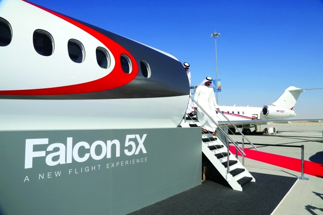 "أحمد بن سعيد عقب تفقده إحدى طائرات فالكون"