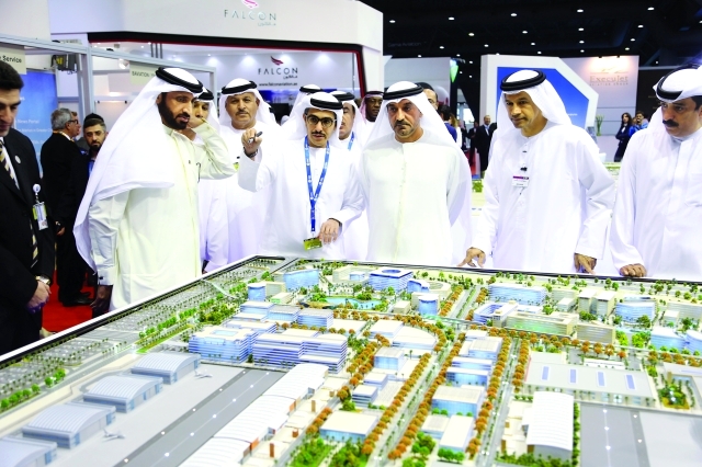 "أحمد بن سعيد يطلع على مجسم دبي ورلد سنترال في المعرض بحضور محمد الشيباني وراشد بوقراعة وخليفة الزفين وجمال الحاي وعلي النقبي\t \t تصوير - عمران خالد"