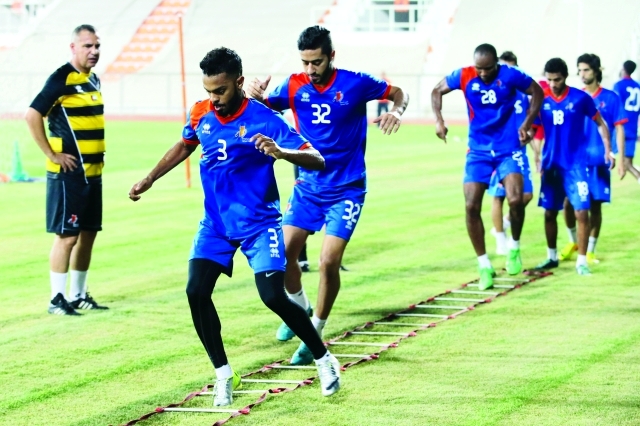 "الجبال يتابع اللاعبين خلال أحد التدريبات \t البيان"