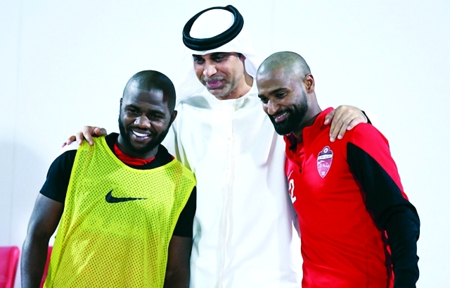 "مهدي يحتضن لاعبي الأهلي أمس خلال المران-البيان"