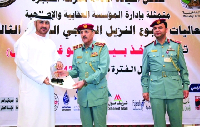 "محمد الكعبي يكرم المشاركين في الأسبوع"