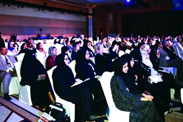 "مشاركة نسائية لافتة في المؤتمر"
