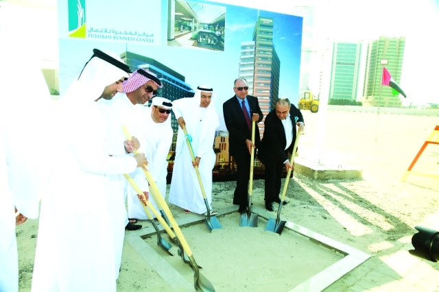 "خالد بن كلبان ومسؤولو الفجيرة خلال وضع حجر الأساس للمشروع\t-\tالبيان"