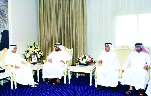 "محمد بن حمد الشرقي خلال لقائه وفد شركة الطيف للاستثمار\t-\tالبيان"
