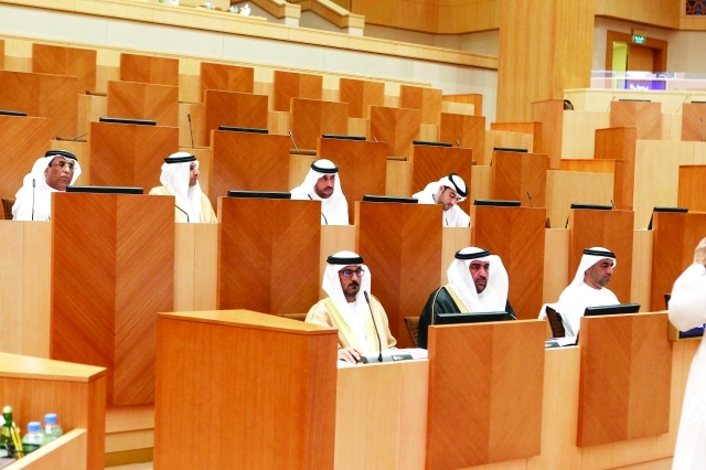 "حسين الحمادي وراشد بن فهد خلال المناقشات \tــ\tالبيان"