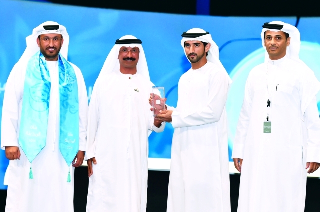 "سموه يسلم سلطان بن سليم راية حمدان بن محمد للحكومة الذكية"