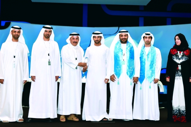 "سموه يسلم سلطان بن مجرن تكريم دائرة الأراضي والأملاك"