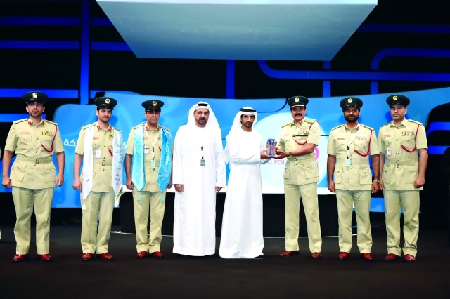"ولي عهد دبي يسلم خميس المزينة جائزة أفضل خدمة حكومية مشتركة بين شرطة دبي ومؤسسة الإسعاف بحضور خليفة الدراي"