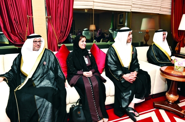 "سيف وعبدالله بن زايد وأنور قرقاش ولبنى القاسمي"