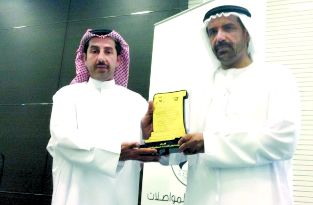 "الجروان يتسلم درعاً تذكارية من رئيس اللجنة المنظمة للماراثون - البيان"