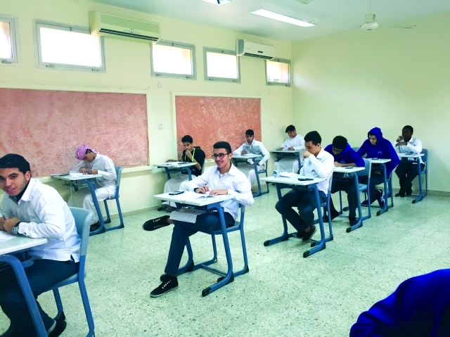 "طلاب إحدى اللجان في دبي خلال تأدية الامتحان ــ\tالبيان"