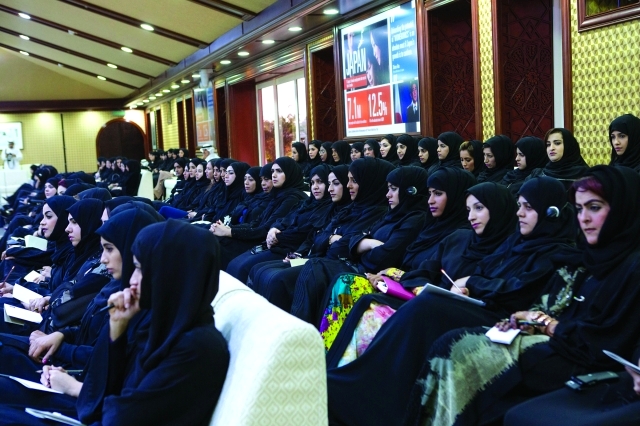 "عدد من سيدات وفتيات الإمارات يتابعن المحاضرة"