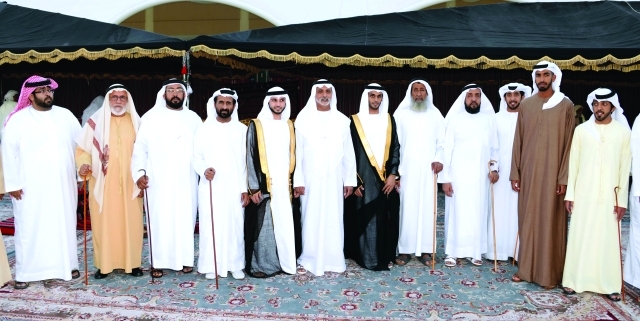 "نهيان بن مبارك يتوسط العريسين وعدداً من الحضور"