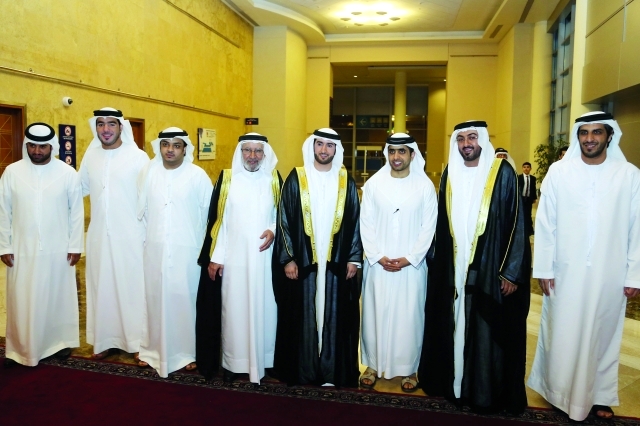 "محمد بن مكتوم بن جمعة آل مكتوم يتوسط العريس ووالده وشقيقه وعبد الله الجزيري وسعيد المهيري ومحسن الشمسي ومحمود غياث"