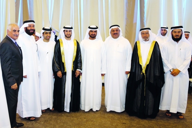"العريس يتوسط عبد الله بن سالم القاسمي ومحمد بن مكتوم بن جمعة آل مكتوم وعبد القادر آل علي ووالد العريس غياث محمد"