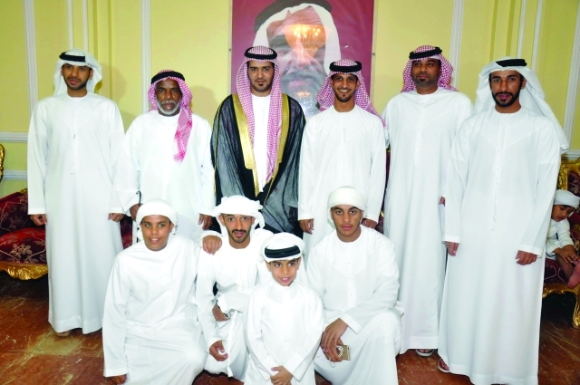"العريس يتوسط الأهل والأصدقاء"