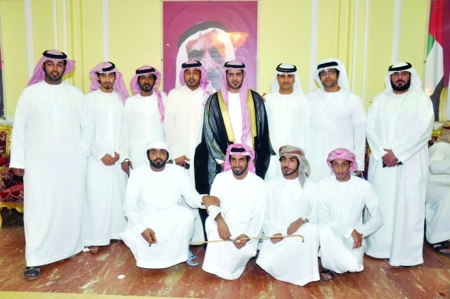 "العريس يتوسط الأهل وجمع من المدعوين"
