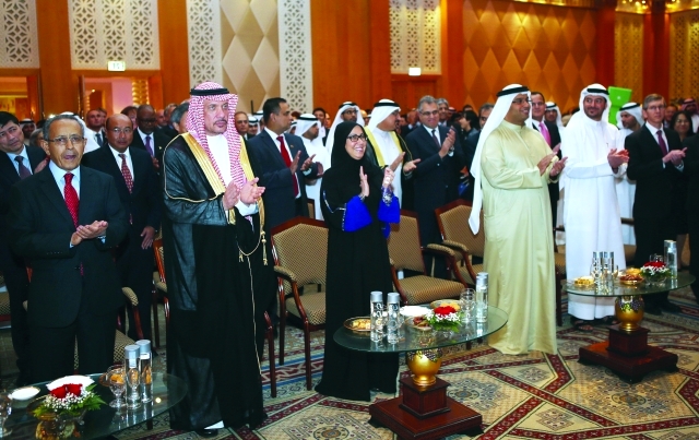 "الحضور وقوفاً خلال السلام الوطني الإماراتي والنشيد الوطني الياباني"