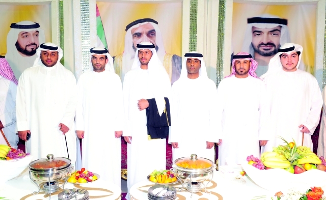 "العريس يتوسط الأقارب"