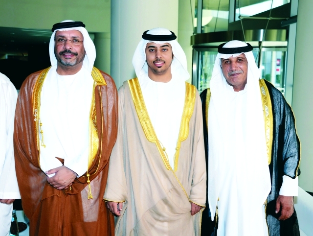 "العريس يتوسط والده ووالد العروس"