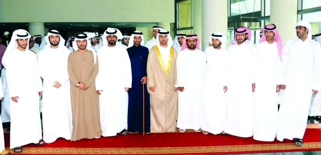 "العريس وعدد من المهنئين"
