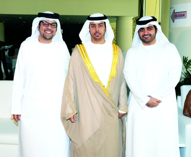"العريس يتوسط فهد إسماعيل التميمي وفيصل العبيدلي"
