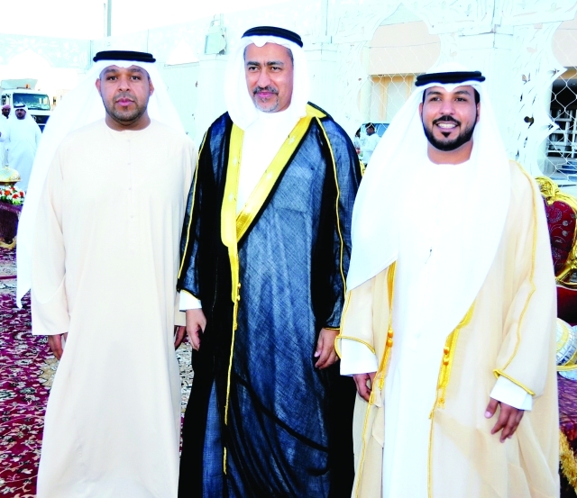 "نصار عبدالعزيز يتوسط العريس وشقيقه سالم"