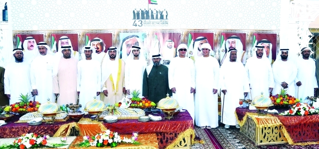 "سعيد بن خليفة بن سلطان آل نهيان وفلاح بن خليفة بن سلطان آل نهيان وطحنون بن خليفة بن سلطان آل نهيان والعريس ووالده ووالد العروس وعدد من الشخصيات"