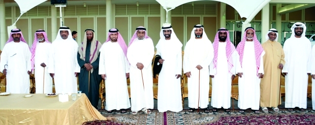 "العريس يتوسط عدداً من كبار الحضور"