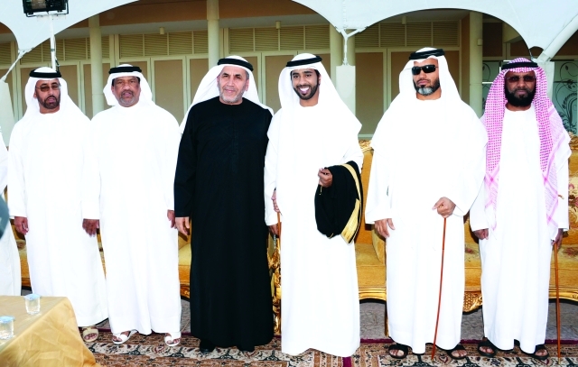"سالم علي الغفلي والعريس ووالده ووالد العروس وجمعة العتيبة"