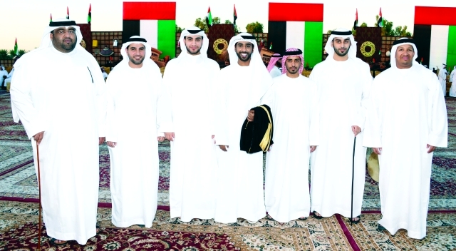 "سعيد المهيري وداود الظاهري وخالد الحساني وفيصل وراشد الشرياني وسيف القبيسي مع العريس أحمد"