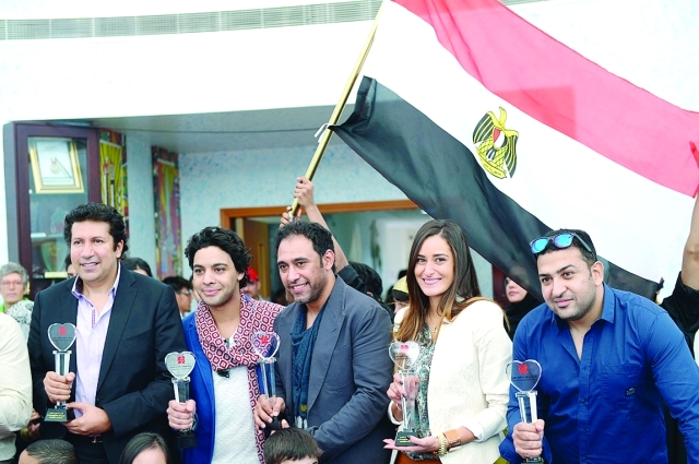 "تكريم الفنانين بدروع تحمل شعار مركز راشد"