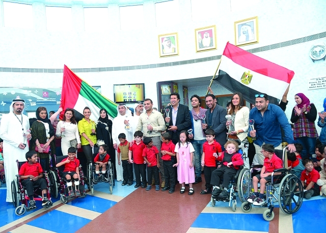 "الوفد المصري مع عدد من طلبة مركز راشد للمعاقين"