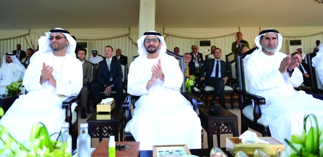 "حمدان بن زايد خلال متابعته الفعاليات بحضور ماجد المنصوري وفارس المزروعي ــ وام"