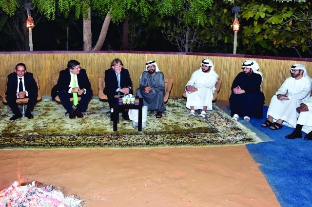 "محمد بن راشد بحضور مكتوم وأحمد بن محمد ومحمد القرقاوي في حديث مع ديفيد تومسون والوفد المرافق ــ تصوير: محمد هشام"