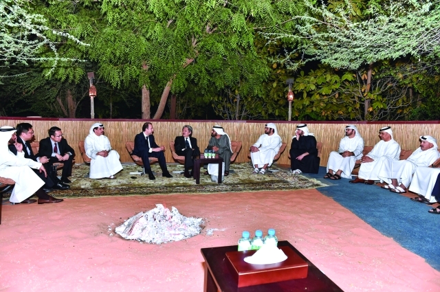 "محمد بن راشد مستقبلاً وزير مالية هونغ كونغ بحضور مكتوم وأحمد بن محمد ومحمد القرقاوي وعبيد الطاير ومحمد الشيباني ومصبح الفتان وعيسى كاظم  وعدد من المسؤولين تصوير- محمد هشام"