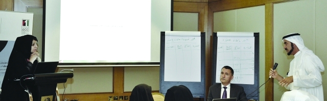 "ريم الهاشمي تستمع إلى مناقشات فرق العمل - البيان"