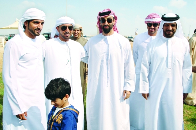 "حمدان بن محمد وطحنون بن زايد في لقطة جماعية بحضور  سلطان السبوسي"