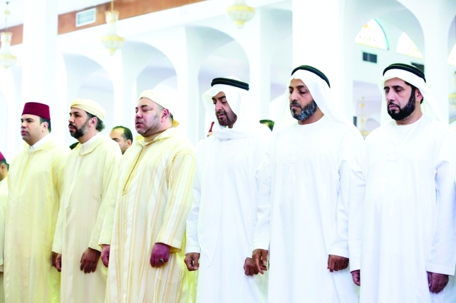 "محمد بن زايد ومحمد السادس أثناء الصلاة وإلى جانبهما محمد الكعبي وعبدالله ويوسف العلوي"