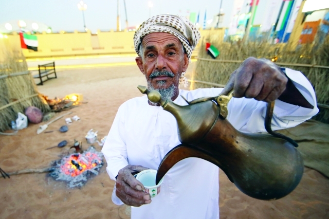 القرية التراثية تجذب أنظار السياح