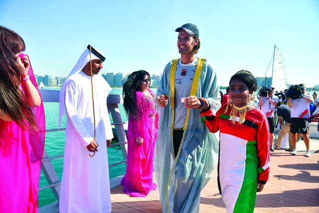 "استقبال احتفالي للزوارق المشاركة - البيان"