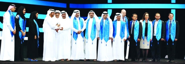 "حمدان بن محمد يسلم أحمد بن سعيد إحدى جوائز مؤسسة مطارات دبي\t من المصدر"