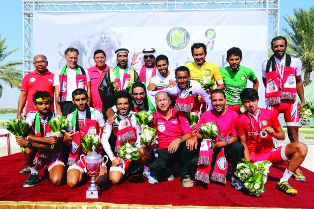 "منتخبنا بطل الخليج يحمل ورود التتويج - البيان"