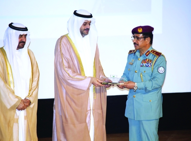 "ولي عهد الشارقة يكرّم اللواء حميد الهديدي من المصدر"