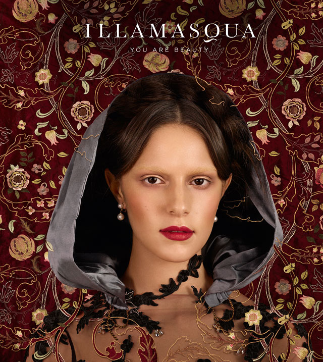أليكس بوكس تكشف عن تقنيات ILLAMASQUA وأسرار التجميل في القرن السابع عشر بالريشة والألوان