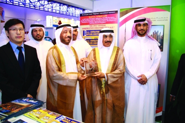 "عبد الله العويس يكرم أحمد بالحصا بحضور سيف المدفع أمس خلال المعرض-\t البيان"