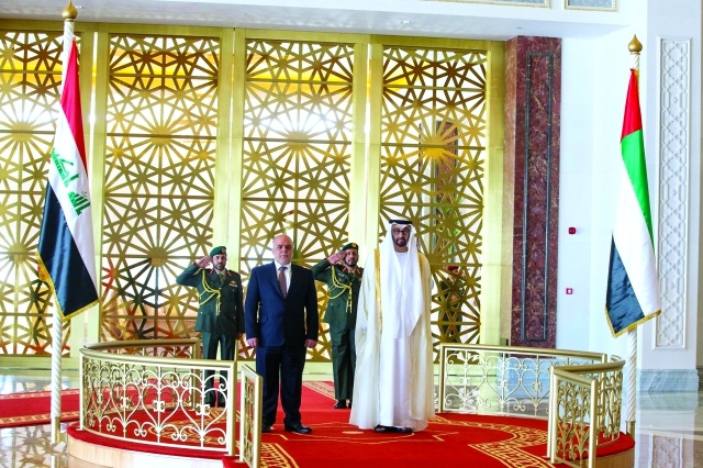 "محمد بن زايد وحيدر العبادي خلال عزف السلامين الوطنيين للإمارات والعراق"