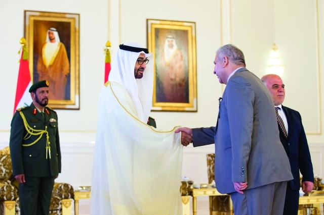 "محمد بن زايد مستقبلاً أعضاء الوفد العراقي"