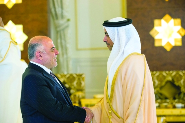 "سيف بن زايد مصافحاً العبادي"