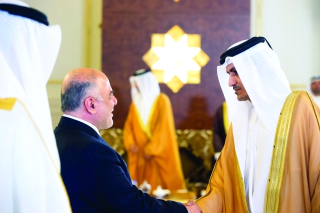 "حيدر العبادي يصافح علي الشامسي"